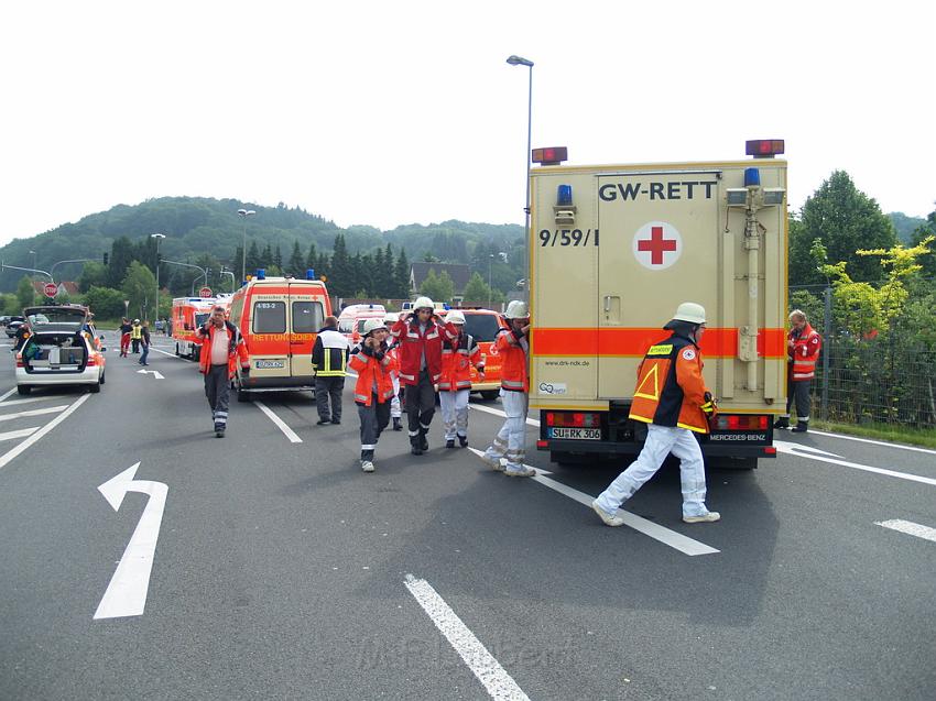 Schwerer Unfall mit Reisebus Lohmar Donrather Dreieck P071.JPG